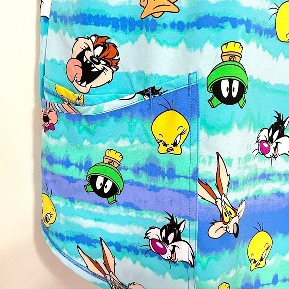 NWT Looney Tunes Stretch Scrub Top Size Medium - Picture 3 of 10